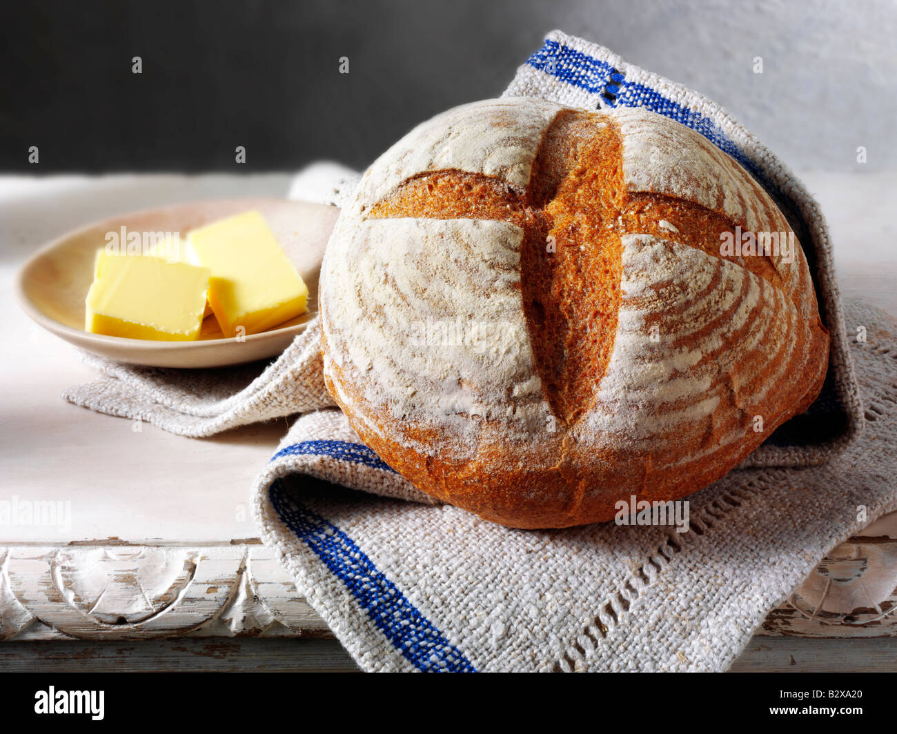 Pane artigianale inglese Rye in un ambiente rustico su un tavolo Foto Stock