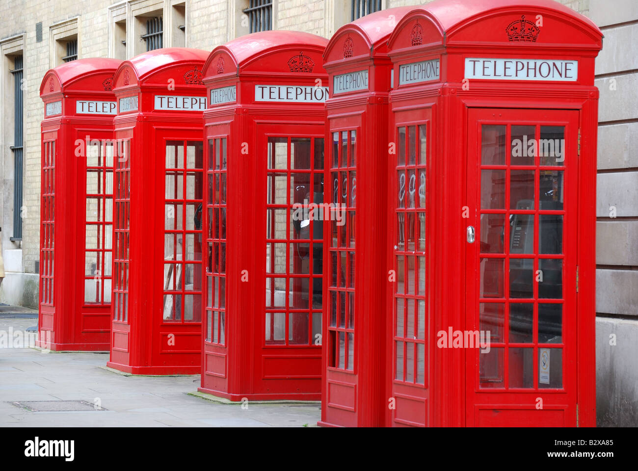 Fila di tradizionali telefono rosso scatole, ampia corte, Covent Garden di Londra, Inghilterra, Regno Unito Foto Stock