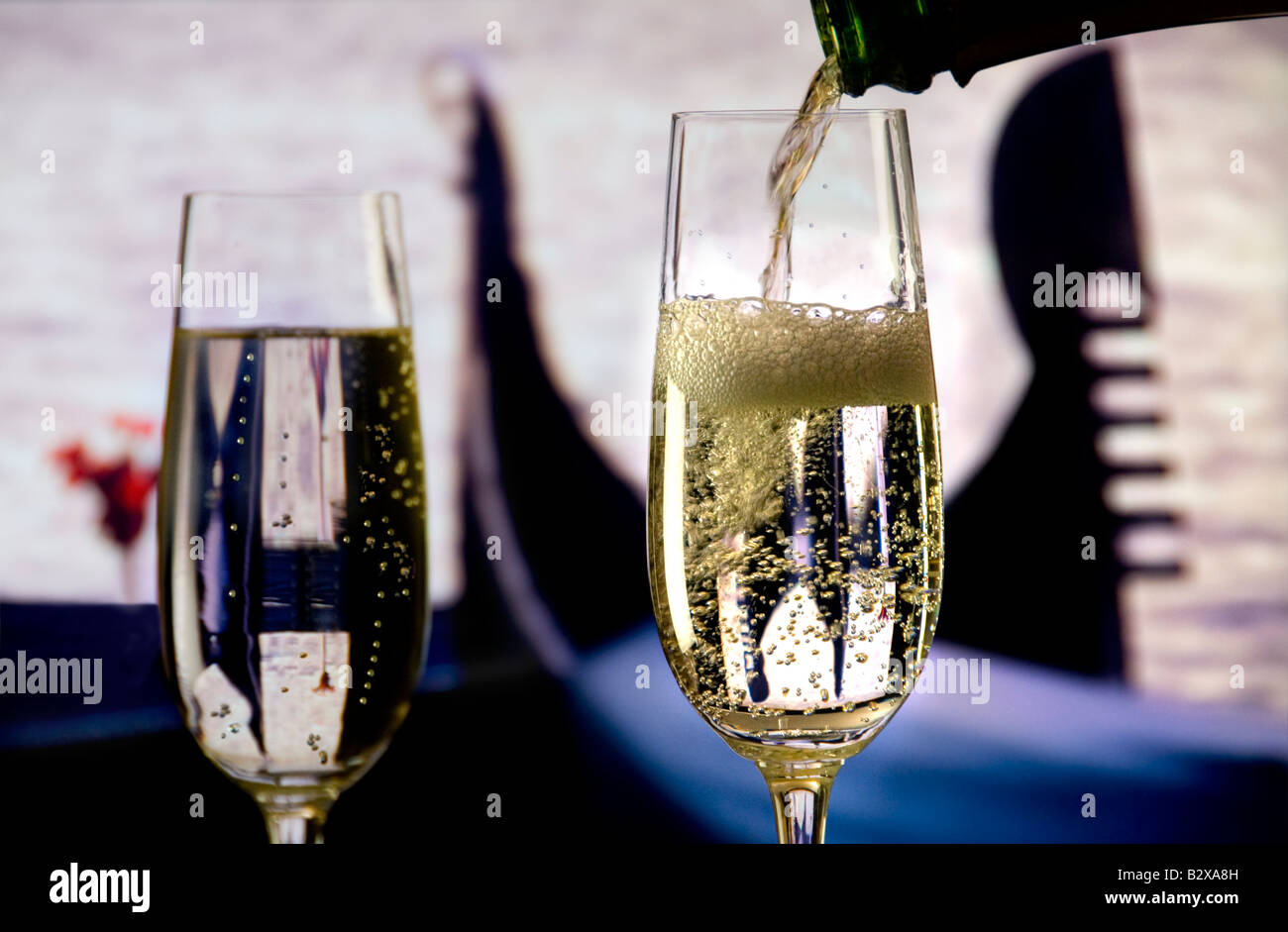 Versando un bicchiere di champagne con le gondole venete dietro. Venezia Italia Foto Stock