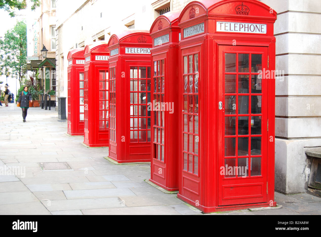 Fila di tradizionali telefono rosso scatole, ampia corte, Covent Garden di Londra, Inghilterra, Regno Unito Foto Stock