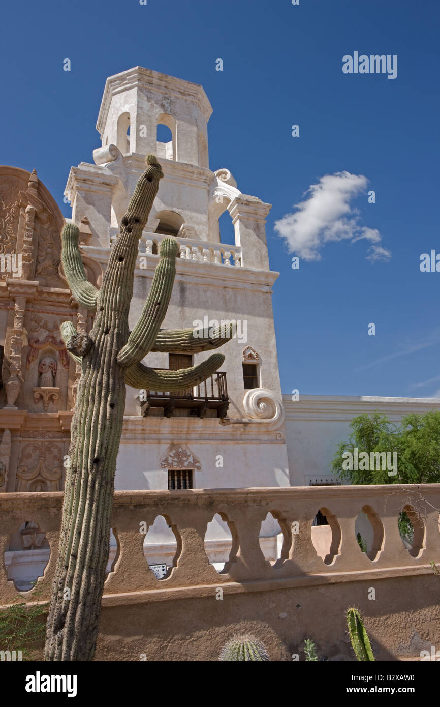 La missione di San Xavier del Bac con cactus Saguaro - su Tohono O'odham prenotazione vicino a Tucson in Arizona - USA Foto Stock