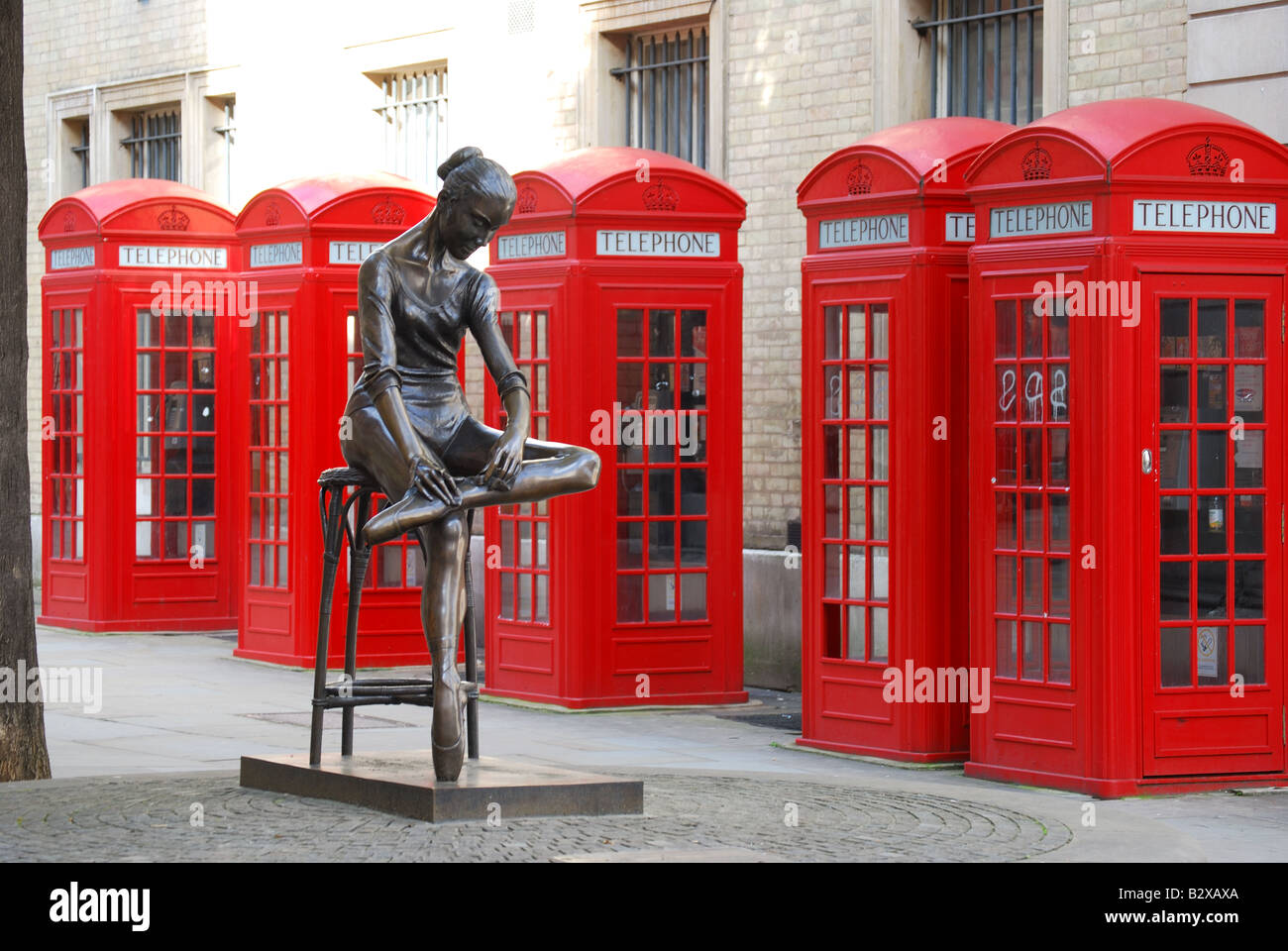 Giovane ballerina scultura di Plazzotta, ampia corte, Covent Garden di Londra, Inghilterra, Regno Unito Foto Stock