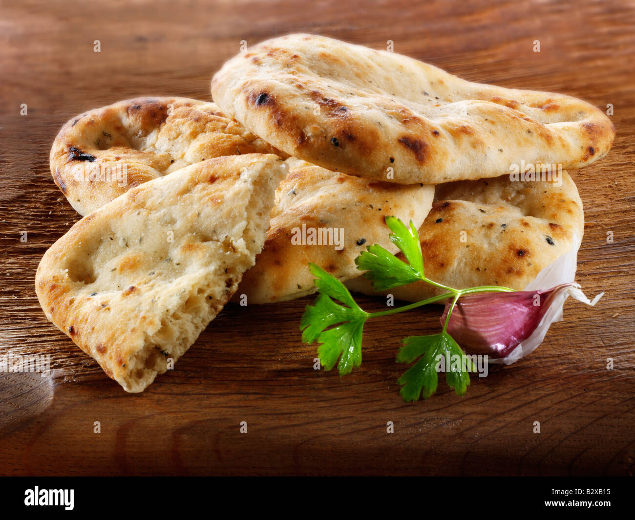 Aglio e coriandolo pane di Naan indiano servito pronto a mangiare Foto Stock