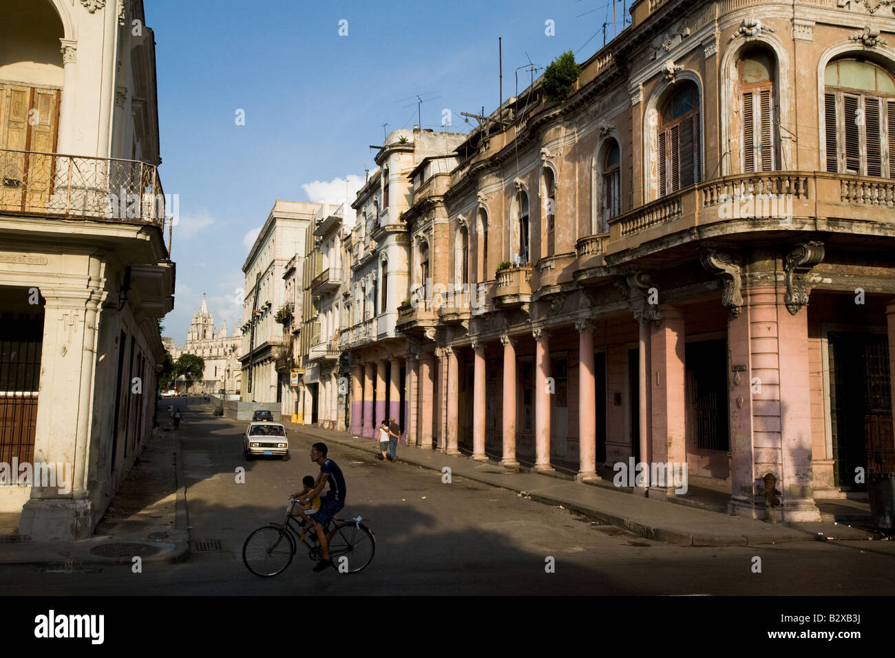 Scorrere verso il basso gli edifici coloniali in Old Havana, Cuba Foto Stock