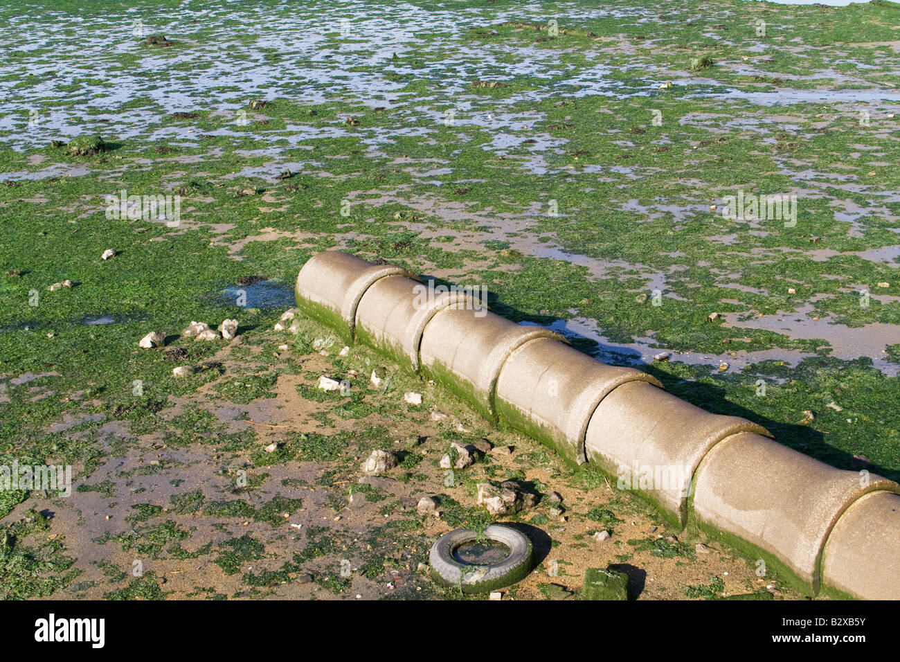 Aria aperta della canalizzazione fognaria svuotamento a Seixal Bay, un fiume Tago ramo vicino a Lisbona, Portogallo. Foto Stock