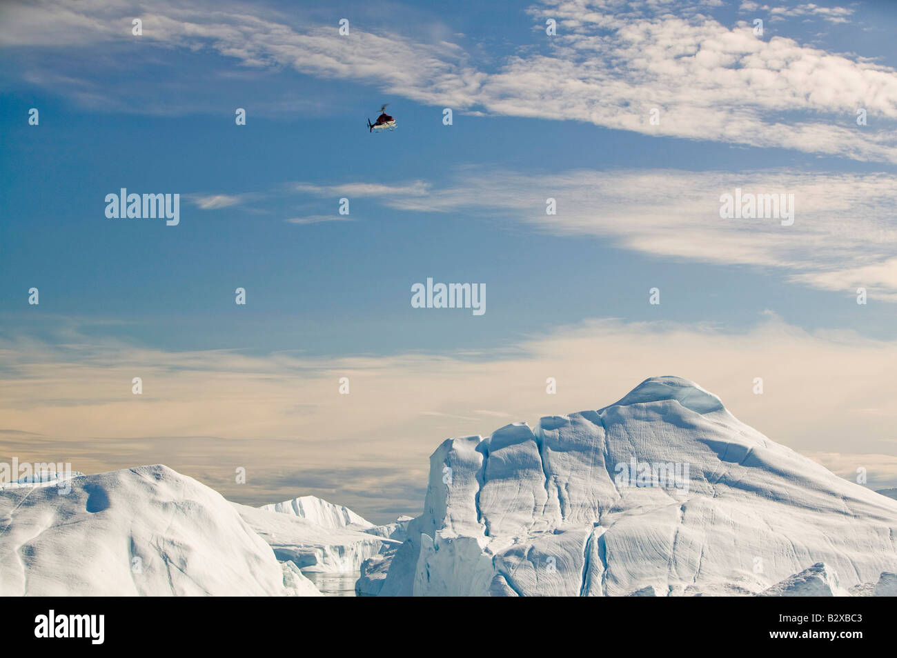 Un Air Greenland elicottero sorvola il ghiacciaio Jacobshavn o Sermeq Kujalleq drena il 7 per cento della Groenlandia lastra di ghiaccio Foto Stock