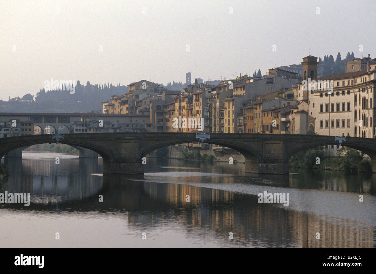 Ponte Vecchio dietro il Ponte a Santa Trinita ponte sopra il fiume Arno a Firenze Italia Foto Stock