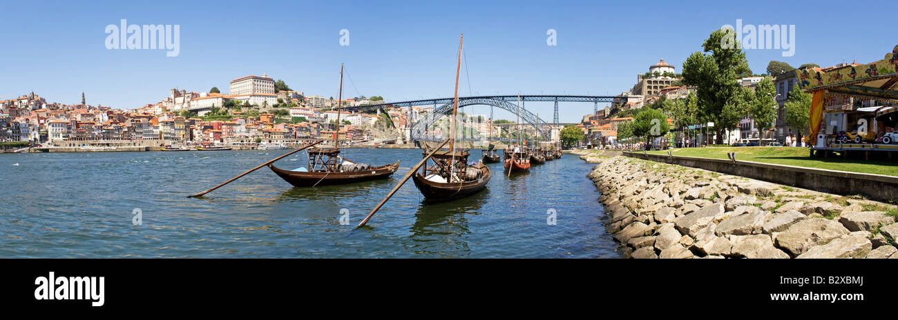 Il quartiere Ribeira, il Rabelo barche e il D. Luiz ho ponte sopra il fiume Douro a Porto, Portogallo. Patrimonio Mondiale dell'Unesco. Foto Stock