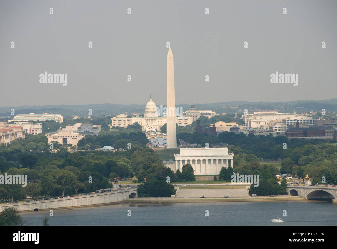 Il Monumento di Washington, il Lincoln Memorial e il Campidoglio US come si vede da Arlington VA. Foto Stock