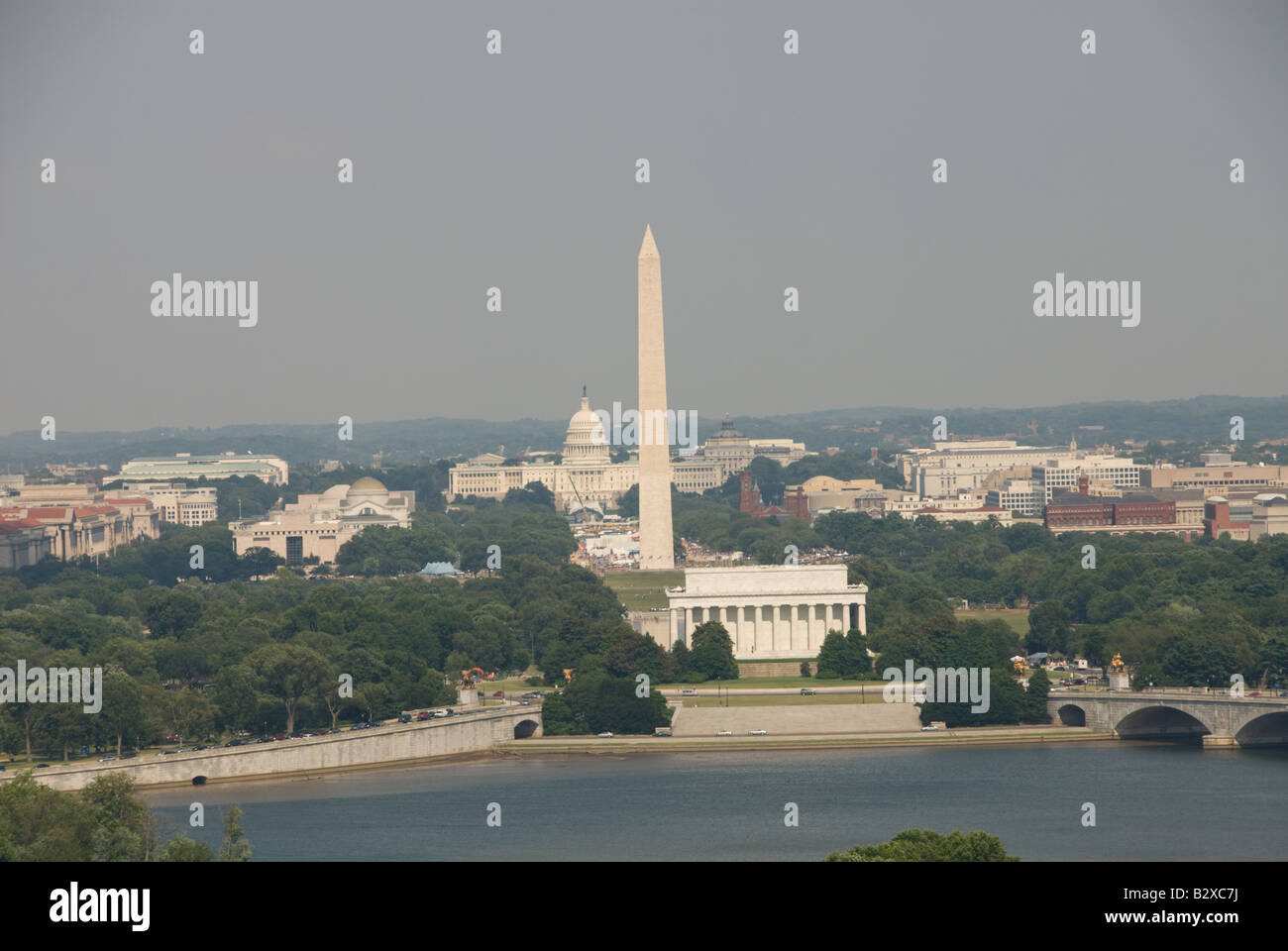 Il Monumento di Washington, il Lincoln Memorial e il Campidoglio US come si vede da Arlington VA. Foto Stock