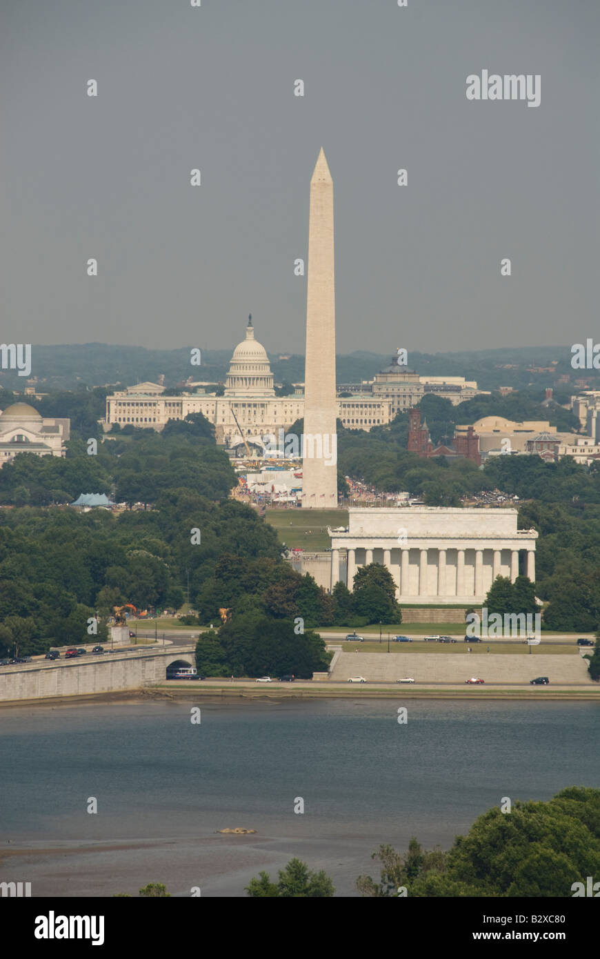 Il Monumento di Washington, il Lincoln Memorial e il Campidoglio US come si vede da Arlington VA. Foto Stock