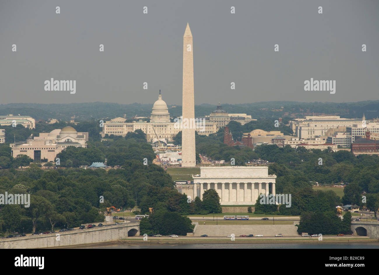 Il Monumento di Washington, il Lincoln Memorial e il Campidoglio US come si vede da Arlington VA. Foto Stock