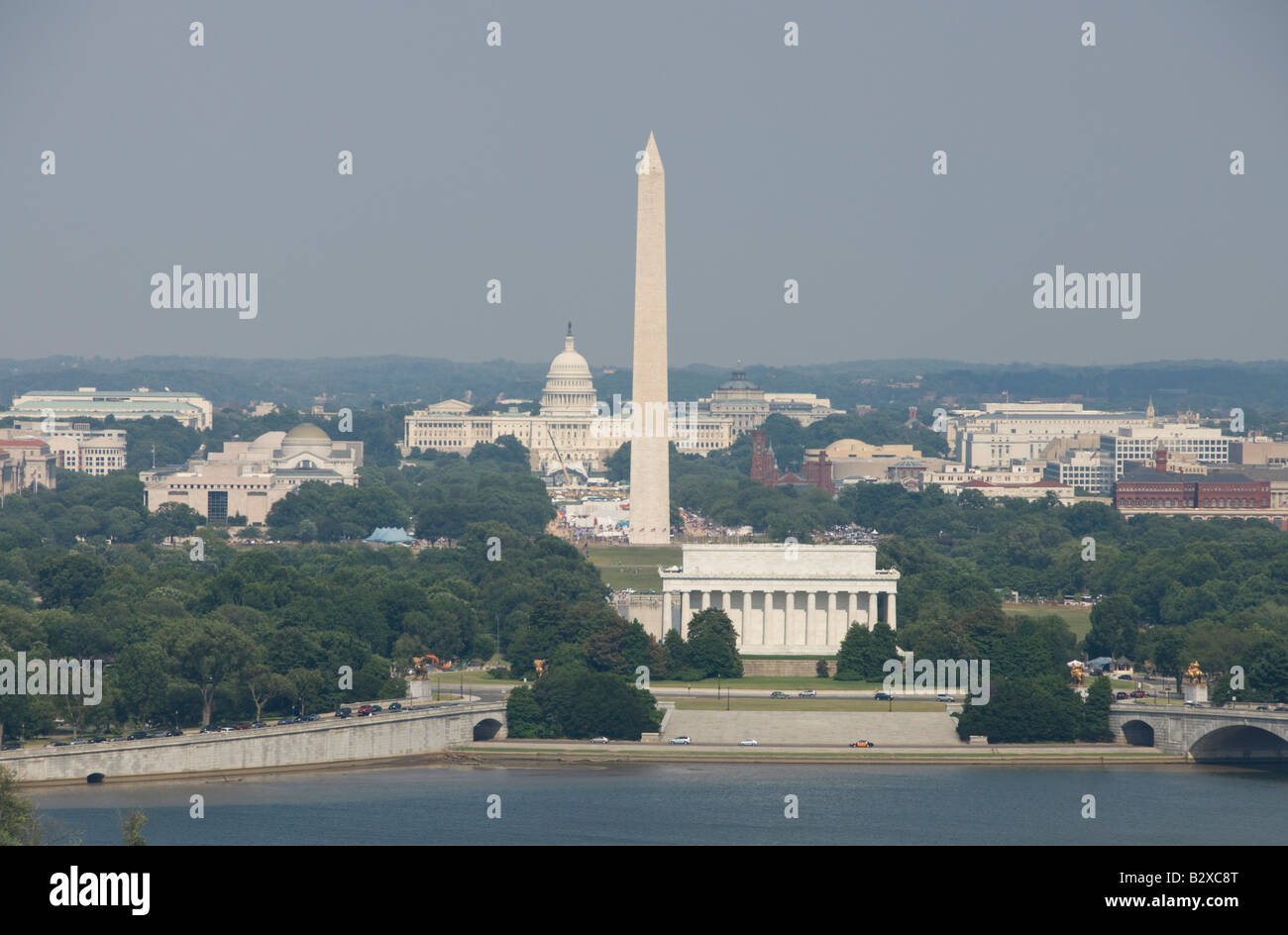 Il Monumento di Washington, il Lincoln Memorial e il Campidoglio US come si vede da Arlington VA. Foto Stock