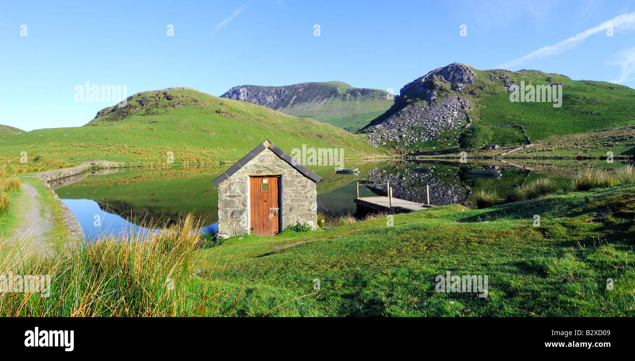 Una calma e splendida mattinata a Llyn Dywarchen nel parco nazionale di Snowdonia nel Galles del Nord Foto Stock