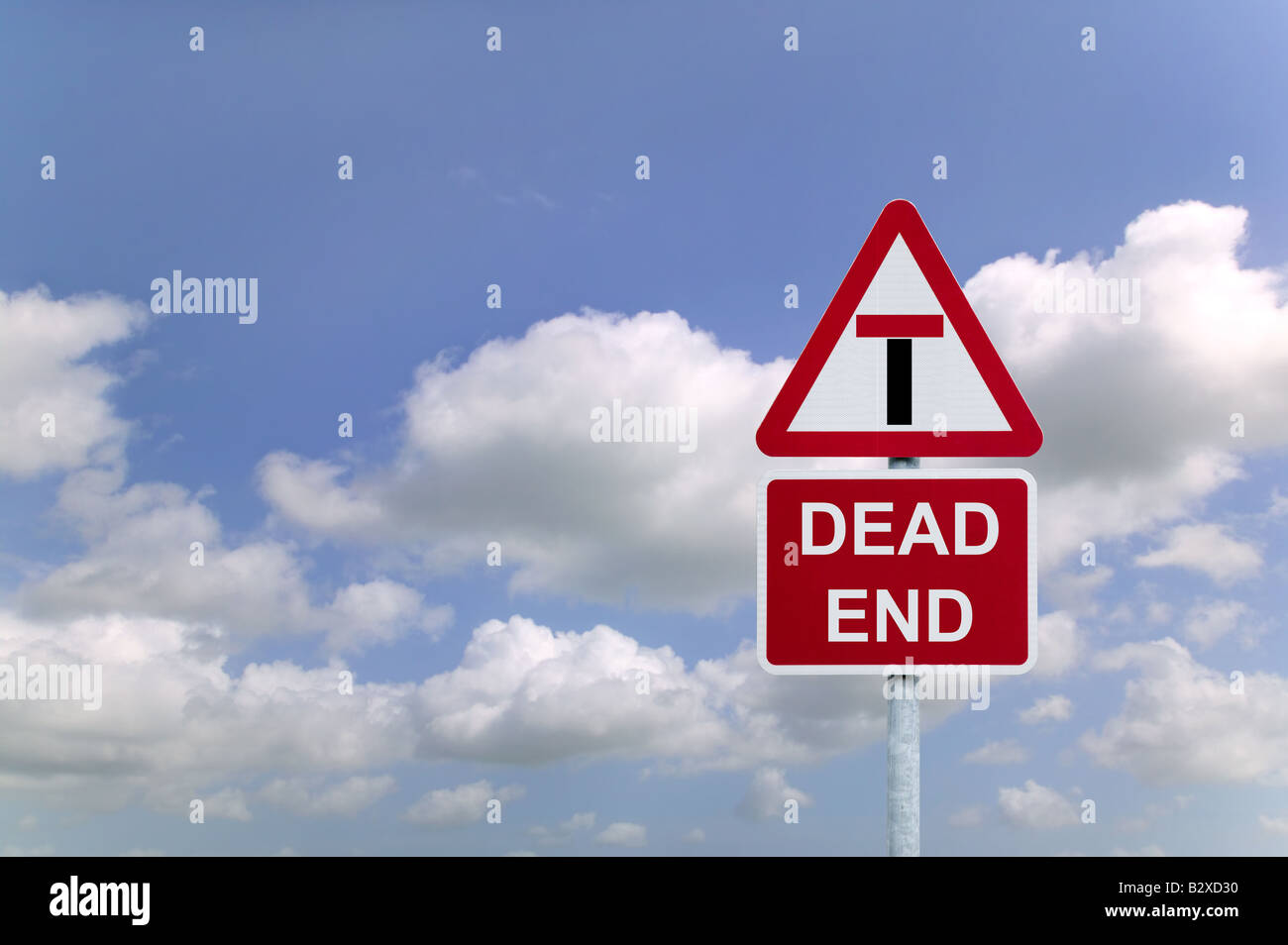 Concetto di immagine di un cartello per un Dead End againsta blu cielo nuvoloso Foto Stock