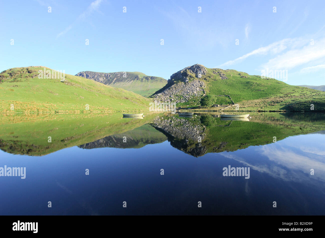 Una calma e splendida mattinata a Llyn Dywarchen nel parco nazionale di Snowdonia nel Galles del Nord Foto Stock
