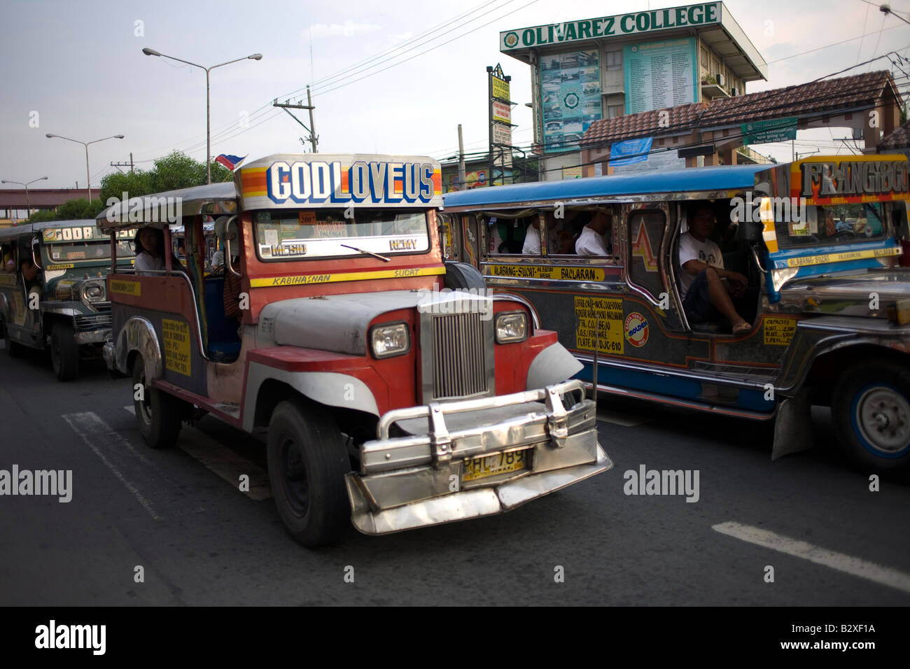 Jeepneys creep lungo nel traffico pesante a Manila nelle Filippine. Foto Stock