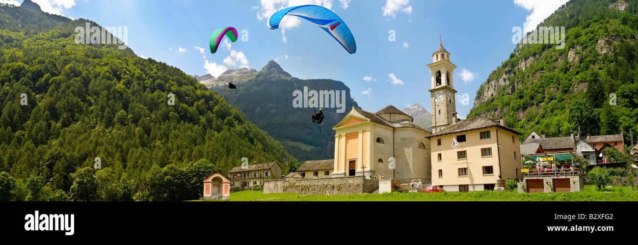 Chiesa barocca a Sonogno con parapendii, Val Verzasca, Tocino, alpi svizzere Foto Stock