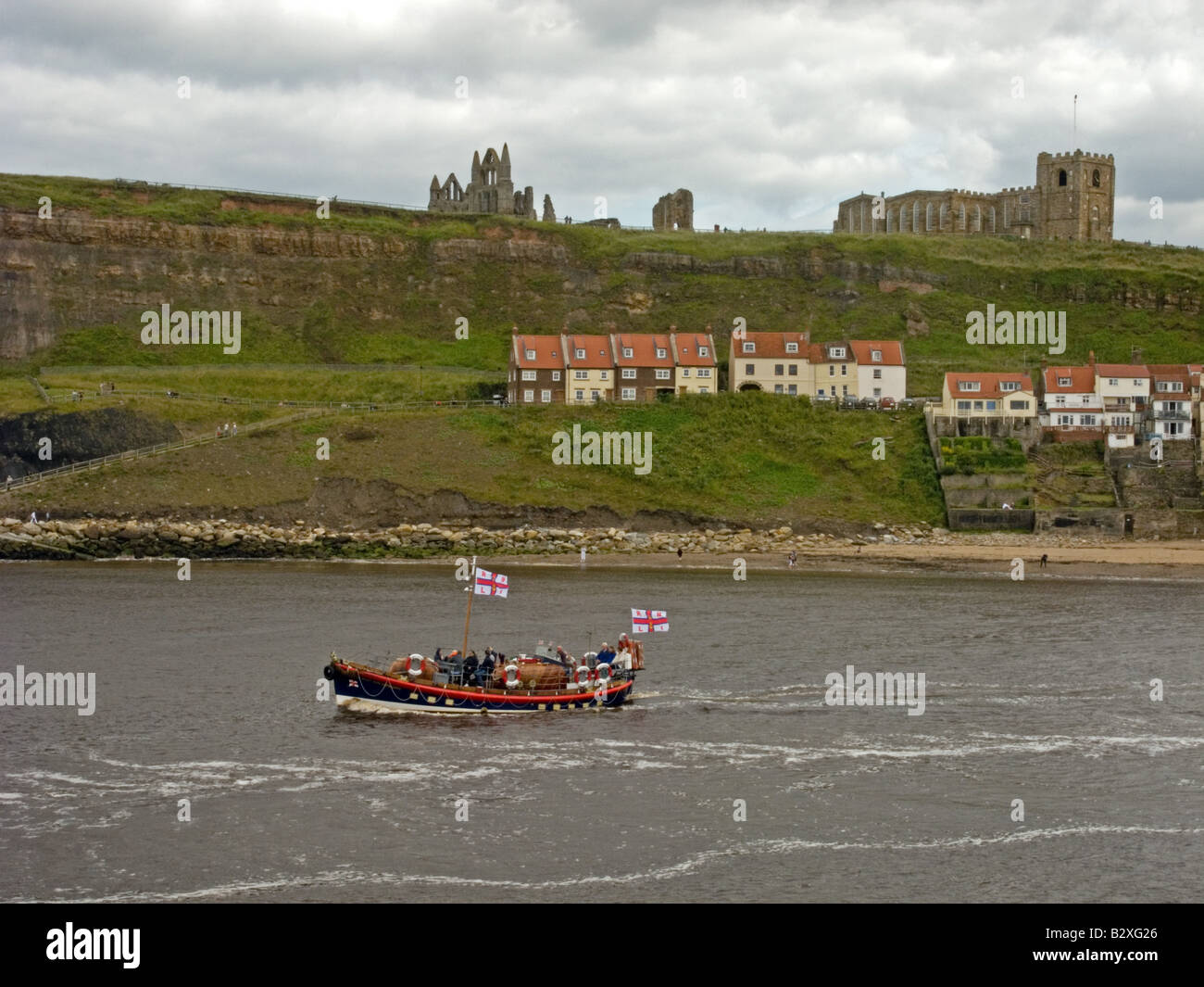 Scialuppa di salvataggio Rubrica di viaggio al di fuori del porto e passando la chiesa di Saint Mary, Whitby Foto Stock