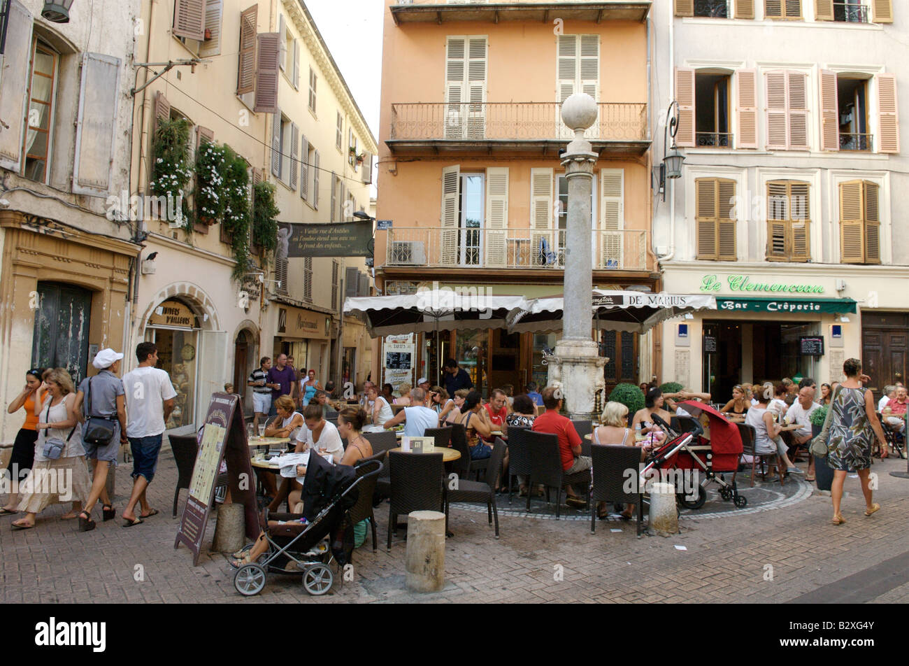 Una scena di strada in Antibes Old Town, Sud della Francia Foto Stock