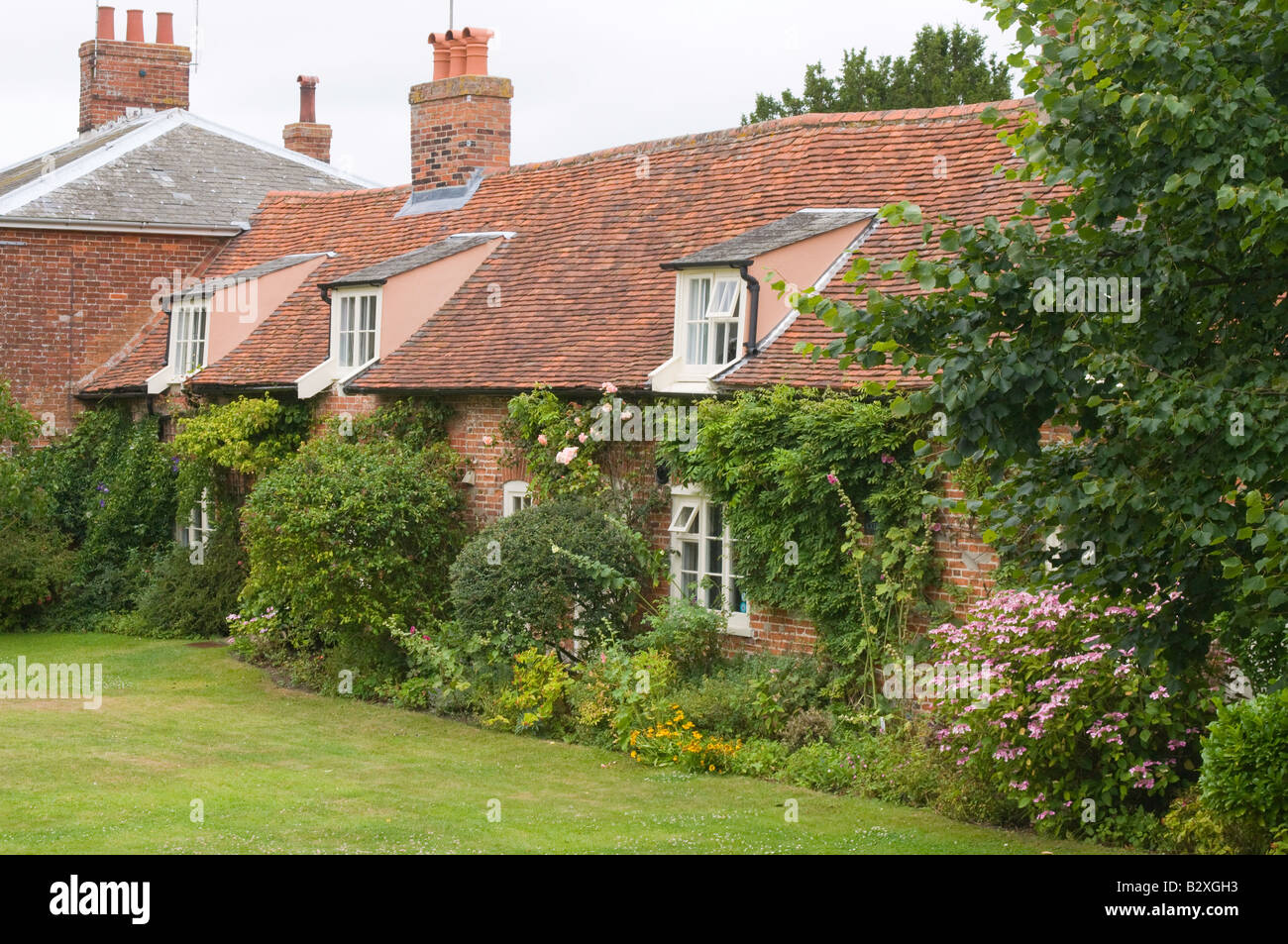 Pittoresca fila di cottages in Orford, Suffolk Foto Stock