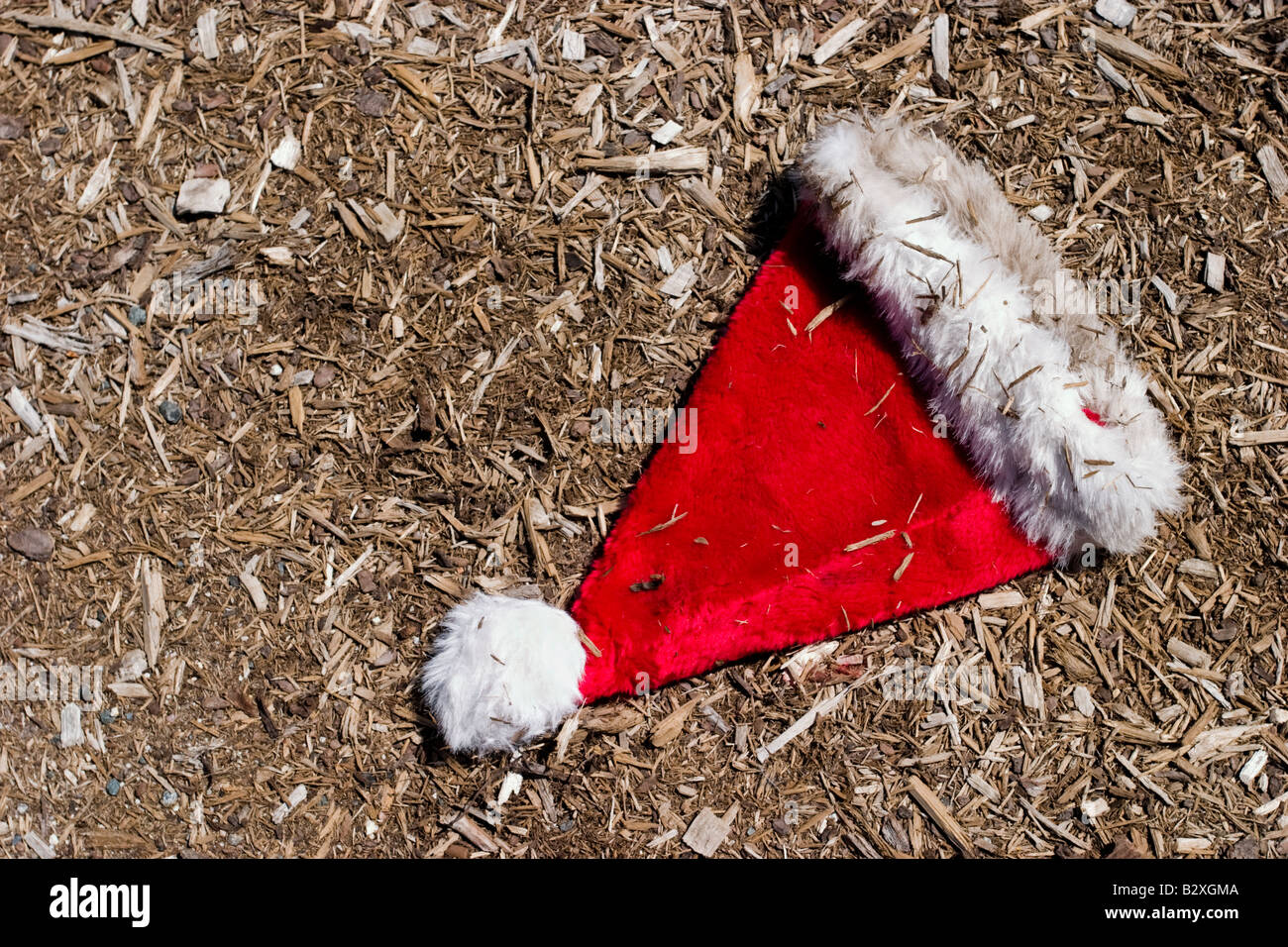 Dirty Santa Claus hat posa sulla terra Foto Stock