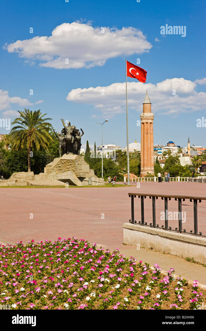 Ataturk statua con Mahmet Pas Camii moschea in background, Antalya, Turchia Foto Stock