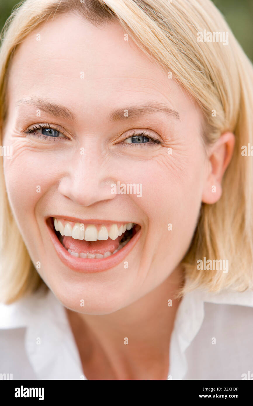 Colpo alla testa di donna sorridente Foto Stock