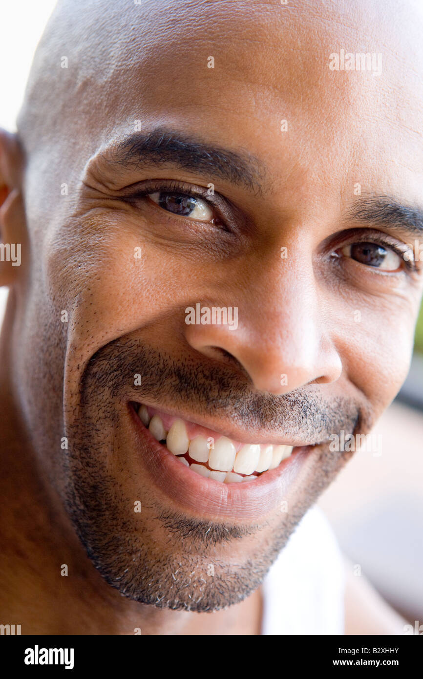 Colpo alla testa di uomo sorridente Foto Stock