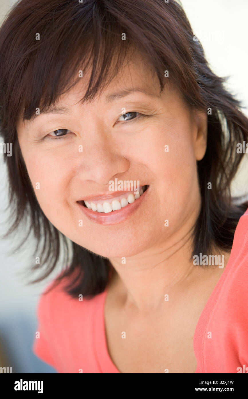 Colpo alla testa di donna sorridente Foto Stock