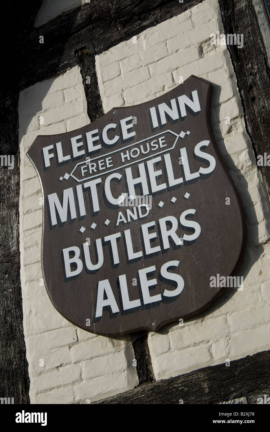 Mitchells ed il maggiordomo Ales segno presso il National Trust eseguire Fleece Inn, Bretforton, UK. Foto Stock