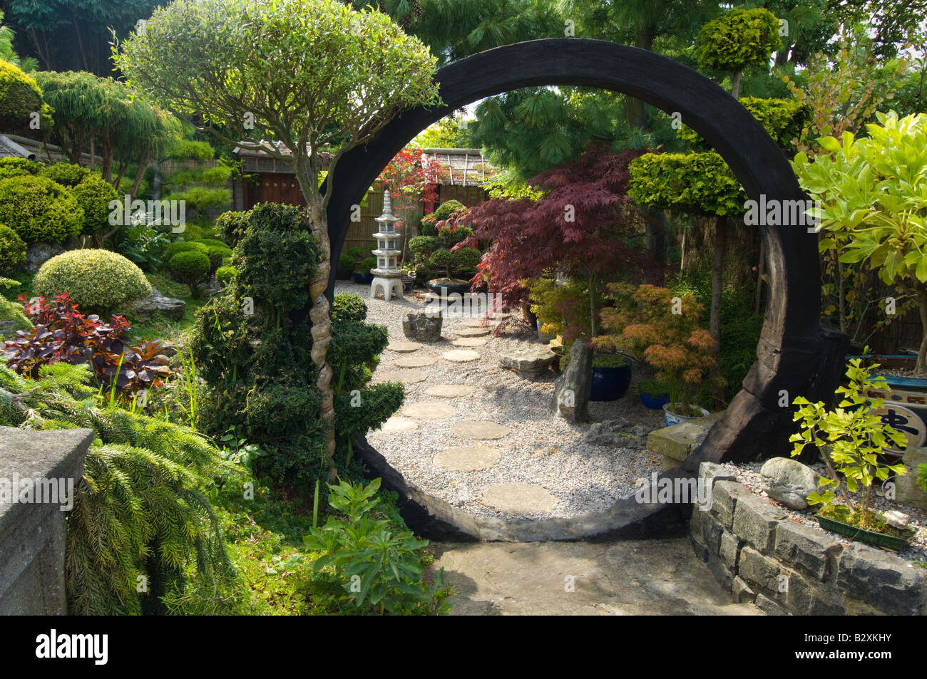 Giardino in stile Giapponese con porta la luna rocce arbusti ed alberi design by George Nesfield Willerby East Yorkshire Inghilterra UK Europa Foto Stock
