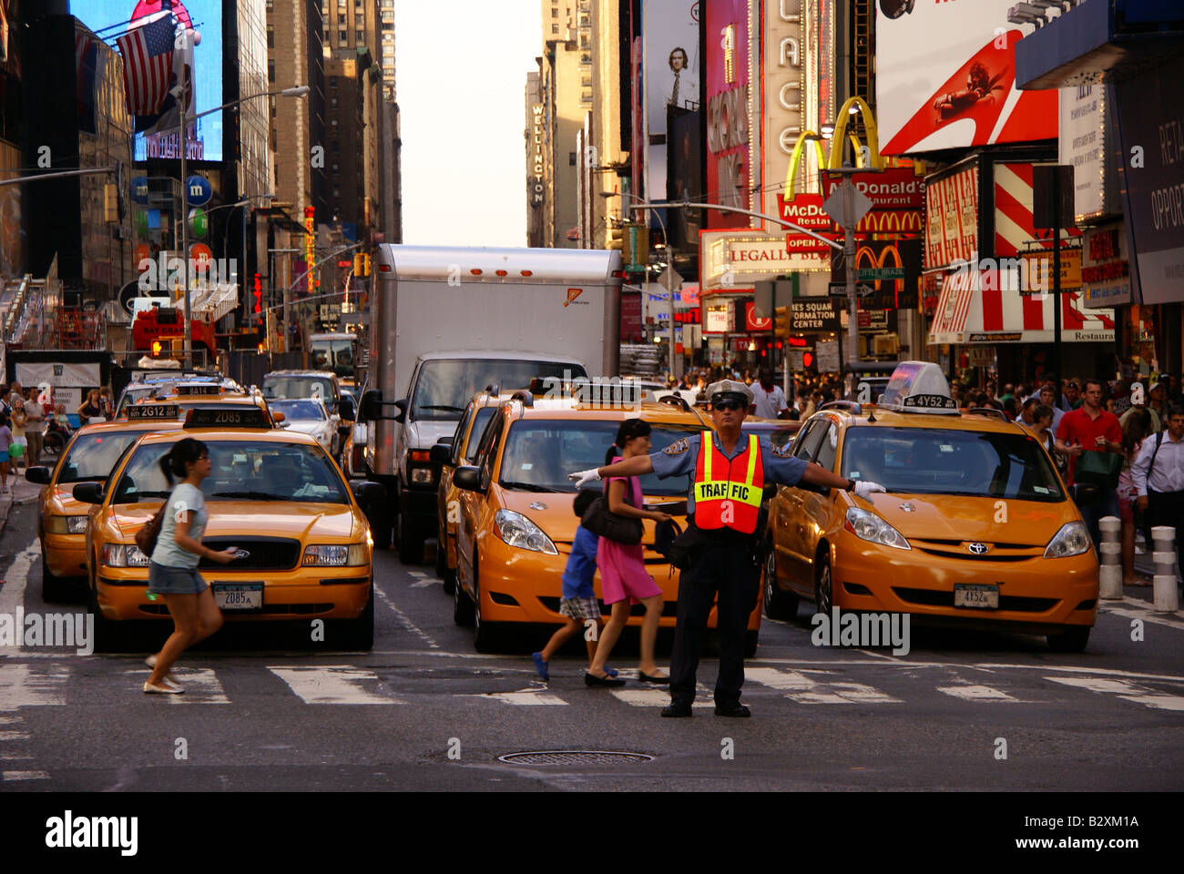 Police officer dirige il traffico su Times Square, NY Foto Stock