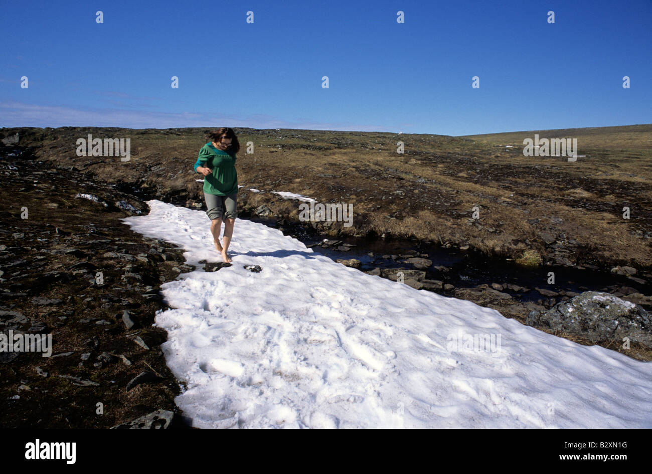 Norvegia vicino a Nordkapp camminare a piedi scalzi sulla macchia di neve Foto Stock