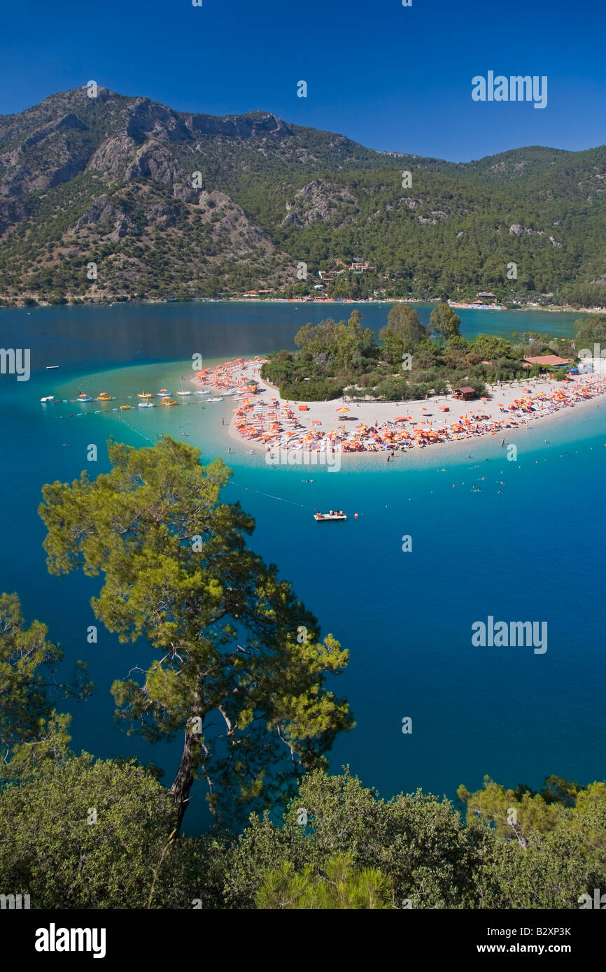 La Turchia Costa Mediterranea anche conosciuta come la Costa turchese Oludeniz vicino a Fethiye vista in elevazione della famosa laguna blu Foto Stock