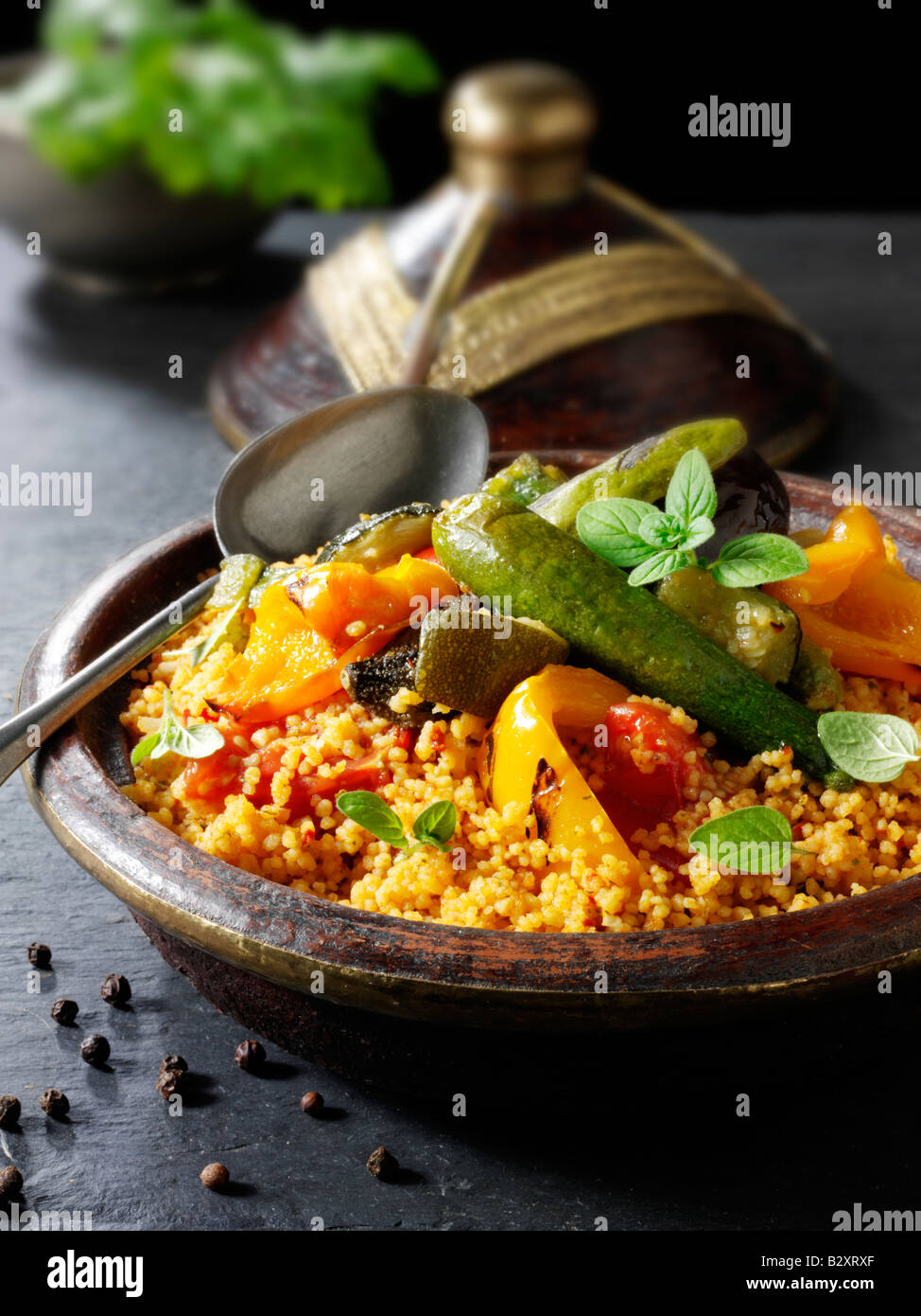 Il couscous con arrosto di verdure mediterranee Foto Stock