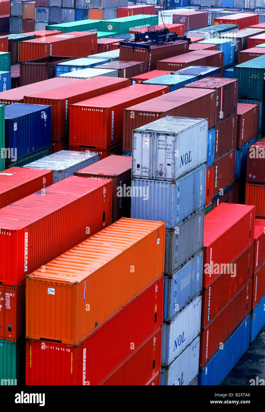 Il carico di contenitori impilati nel porto di Singapore Foto Stock
