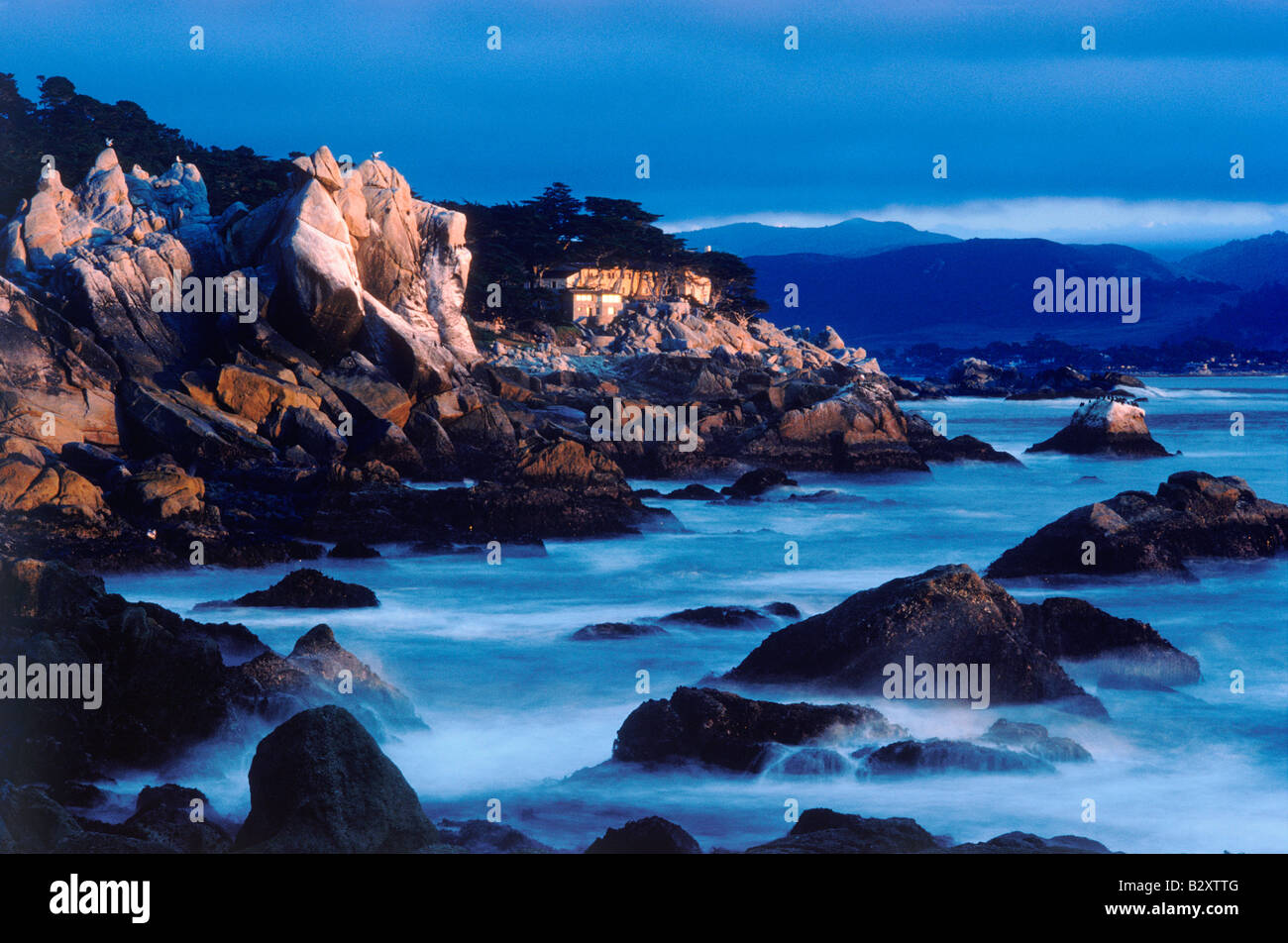 Sponde rocciose lungo 17 miglia di auto alla spiaggia di ciottoli sulla penisola di Monterey in California Foto Stock