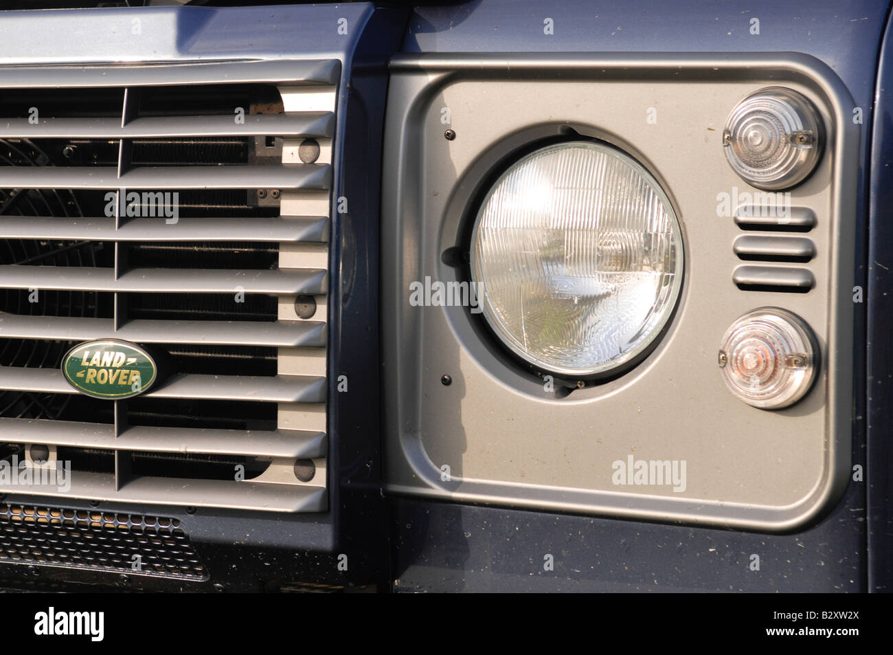 Chiusura del faro su un Land Rover Defender 4x4 car Foto Stock