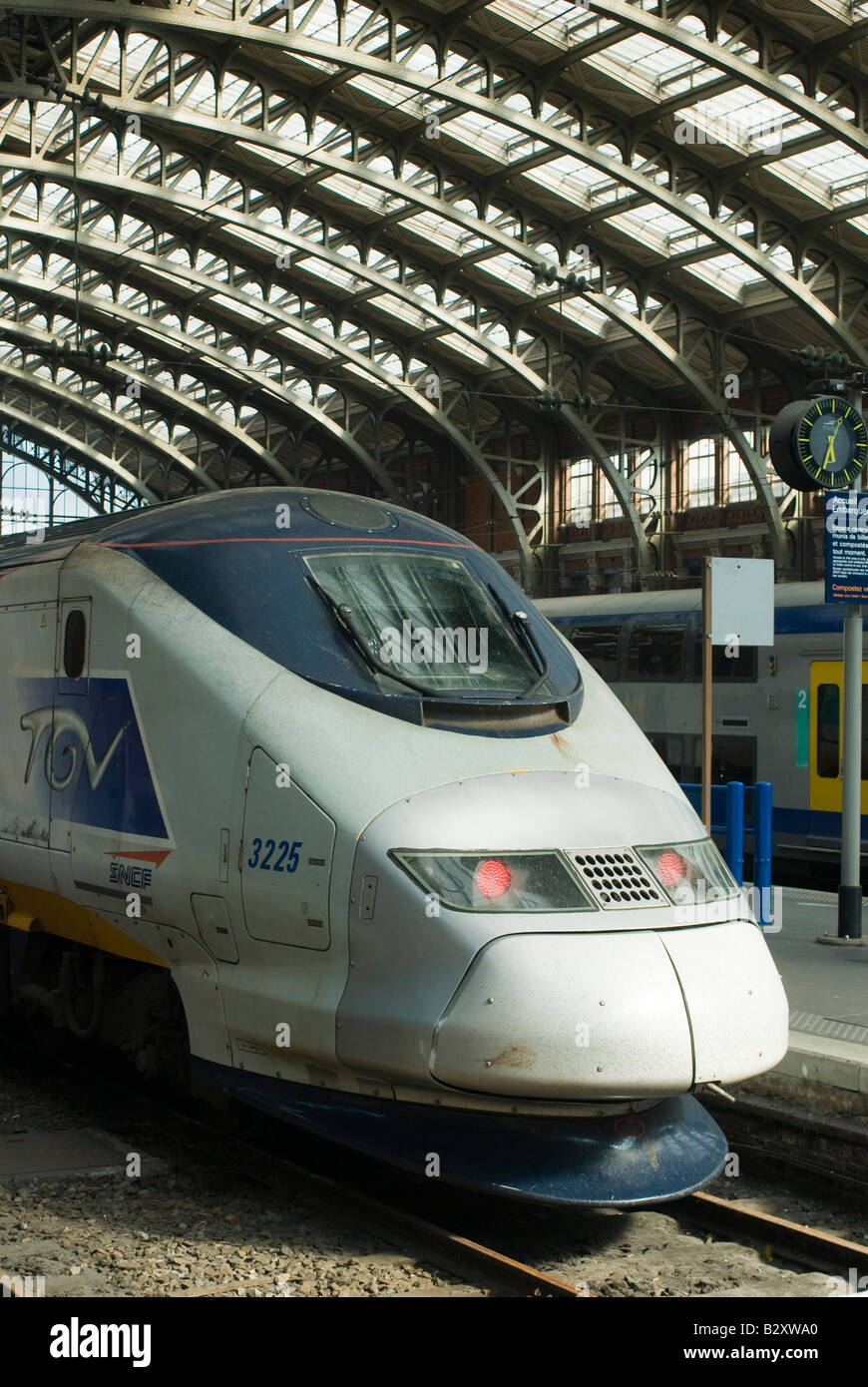 TGV il treno ad alta velocità in Gare Lille Flandres stazione Lille Francia Foto Stock