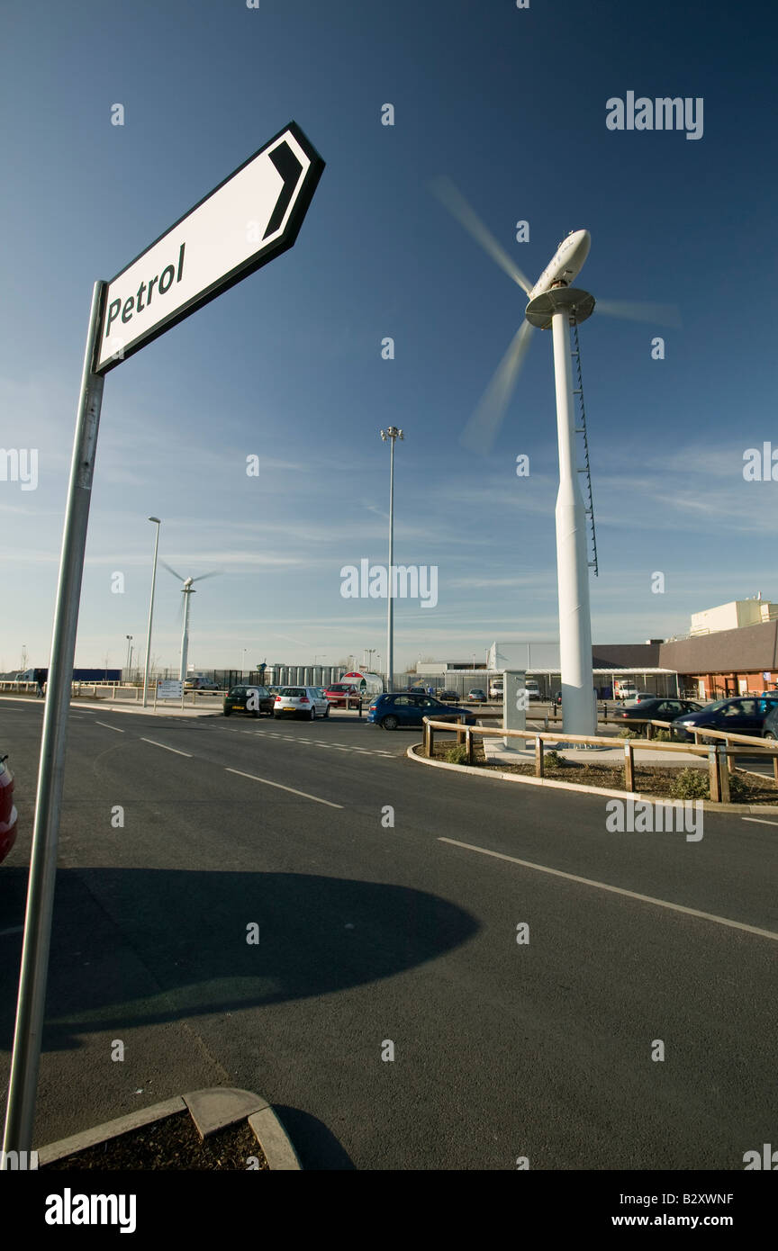 Supermercato Tesco iniziativa verde dotato di una gazzella turbina eolica situato nel loro parcheggio, Barrow-in-Furness, Cumbria, Regno Unito Foto Stock