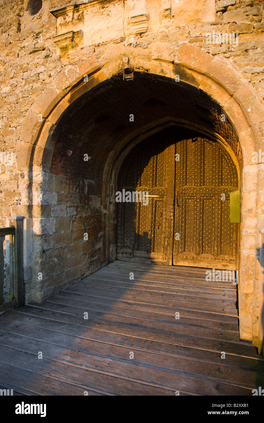 Ingresso al castello di trattativa Foto Stock