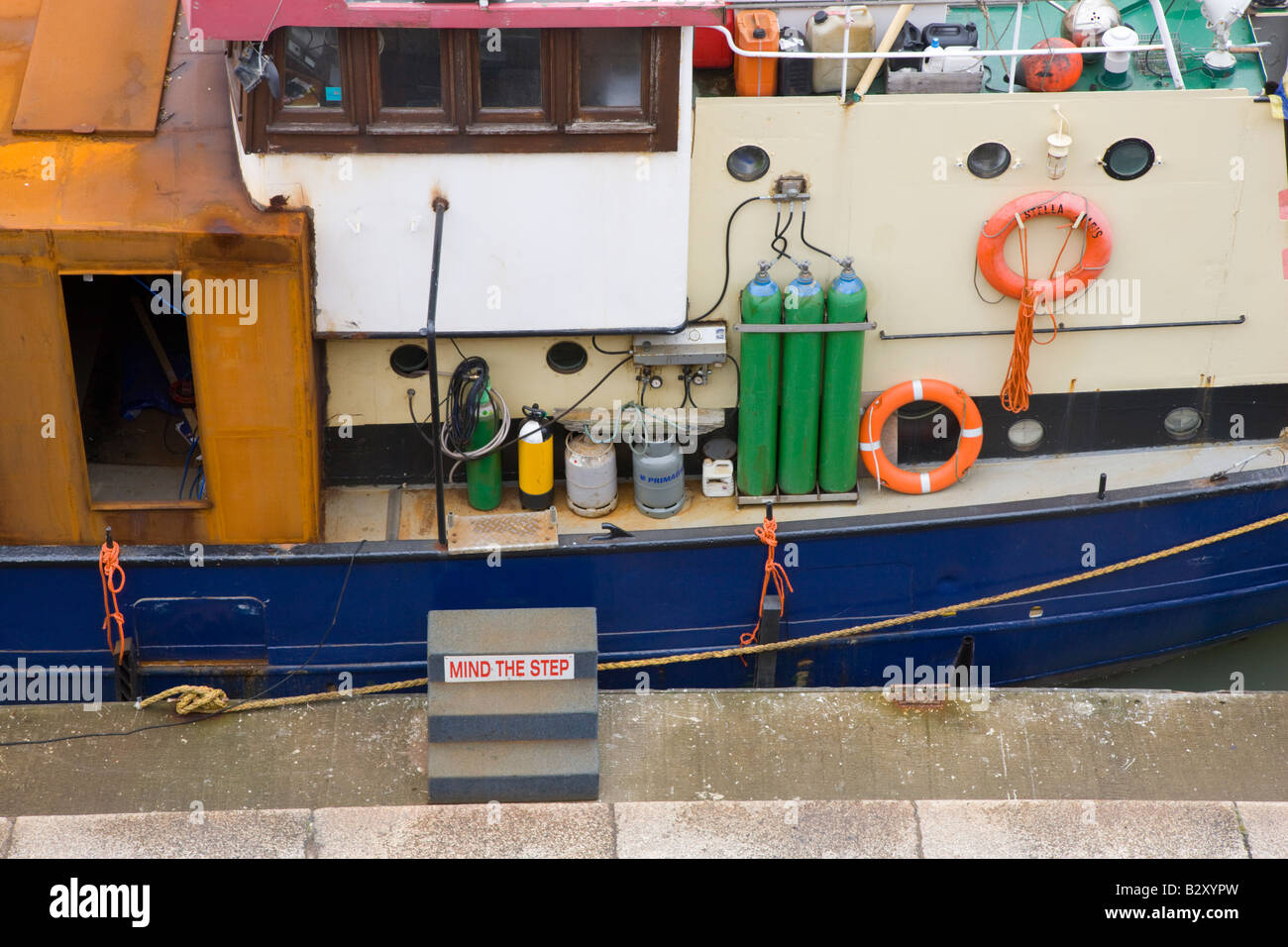 Lato di una barca ormeggiata nel porto di Ramsgate Kent Foto Stock