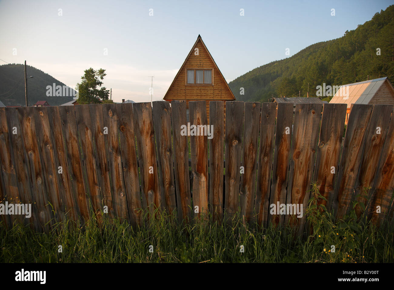 Una casa locale vicino al Lago Baikal, nel villaggio di Listvyanka in Siberia, Russia. Foto Stock