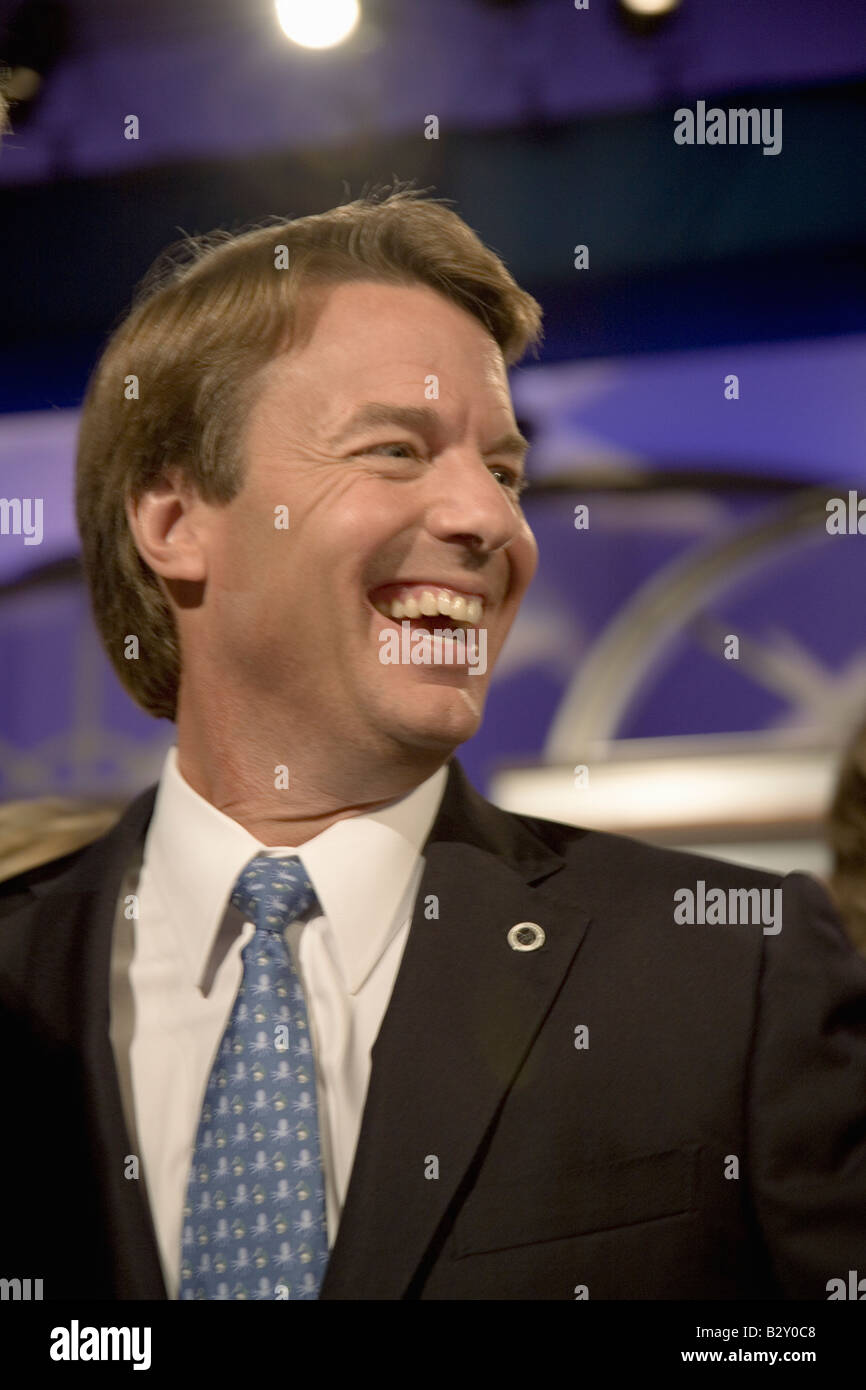 Ex senatore degli Stati Uniti ed il candidato presidenziale John Edwards sorridente ad Iowa democratico dibattito presidenziale, Drake University Foto Stock