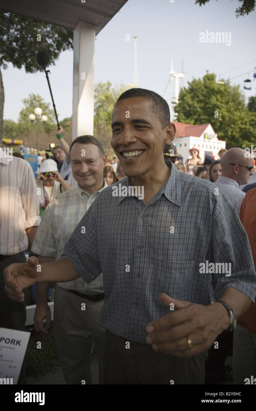 Stati Uniti Il senatore Barak Obama con braccia come egli campagne per il presidente alla Iowa State Fair di Des Moines nello Iowa Foto Stock