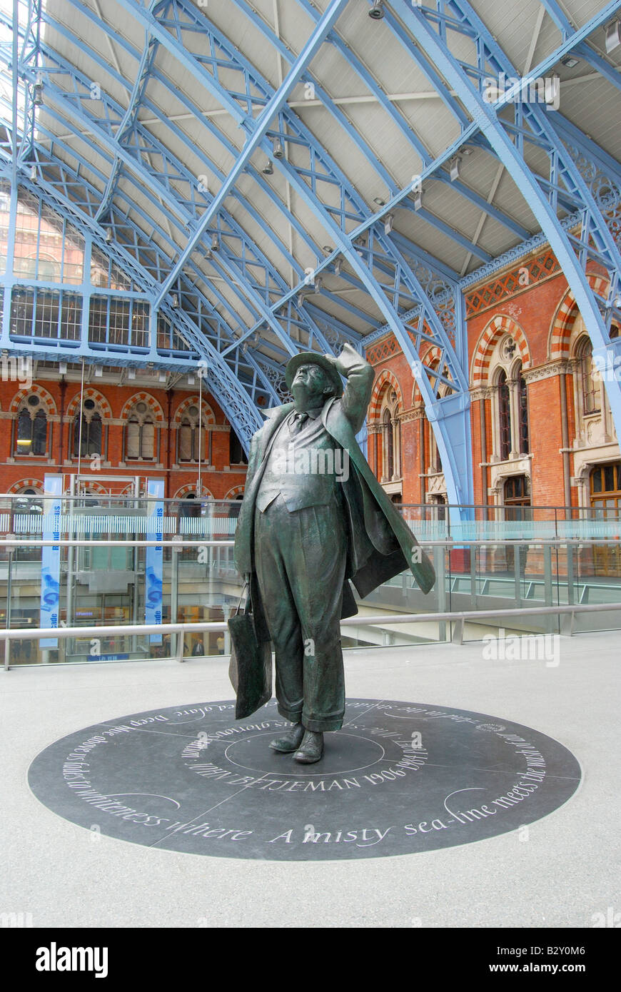 Sir John Betjeman statua, St.Pancras International Station, Euston Road, Camden Borough, London, England, Regno Unito Foto Stock