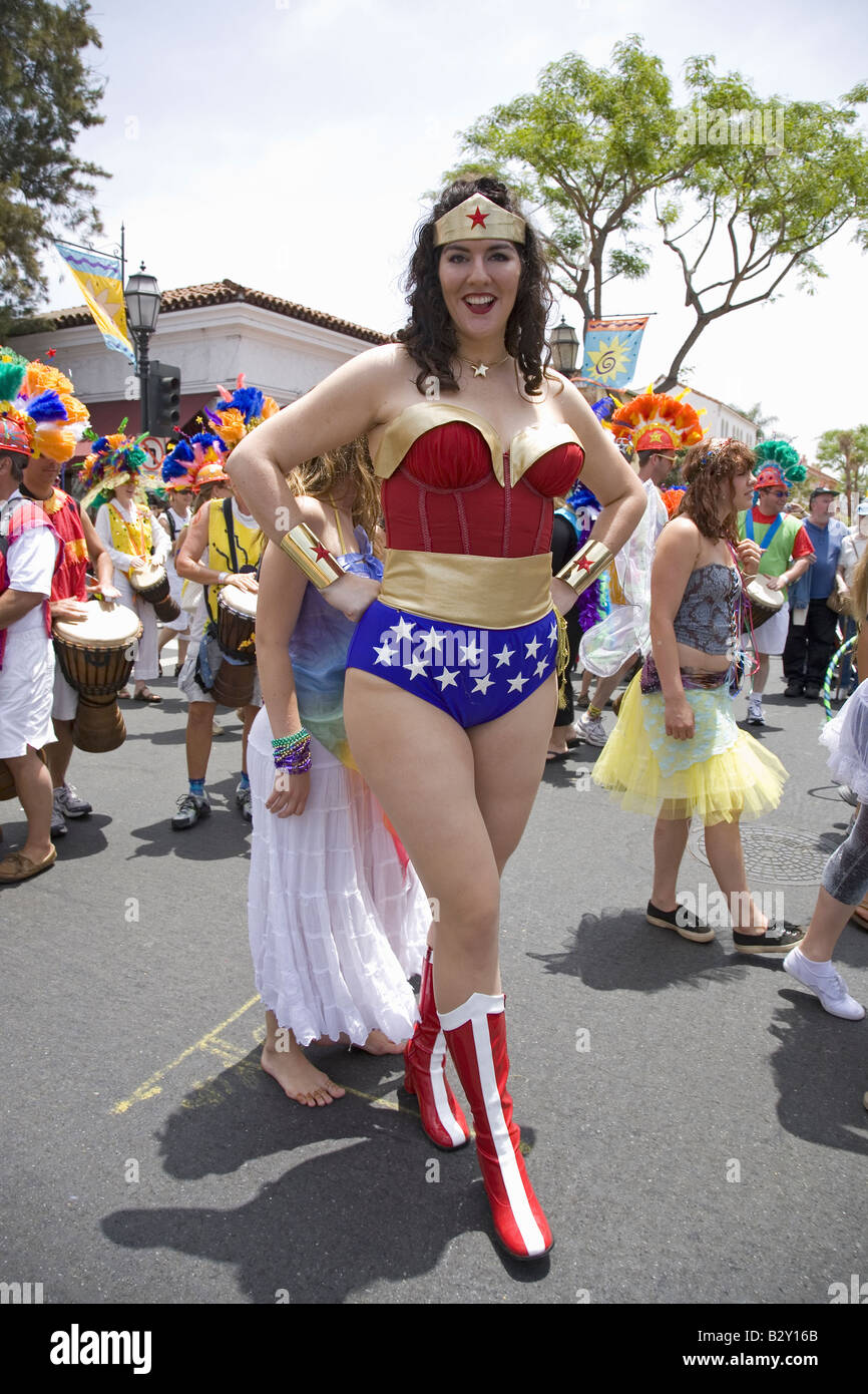 La donna di meraviglia imitatore a estivo annuale celebrazione solstizio e sfilata di giugno 2007, sin dal 1974, Santa Barbara, CA Foto Stock