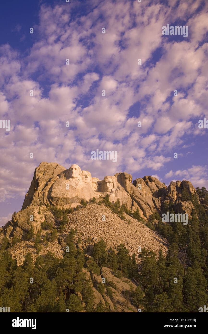 Puffy bianche nuvole dietro i Presidenti a Mount Rushmore National Memorial, il Dakota del Sud Foto Stock