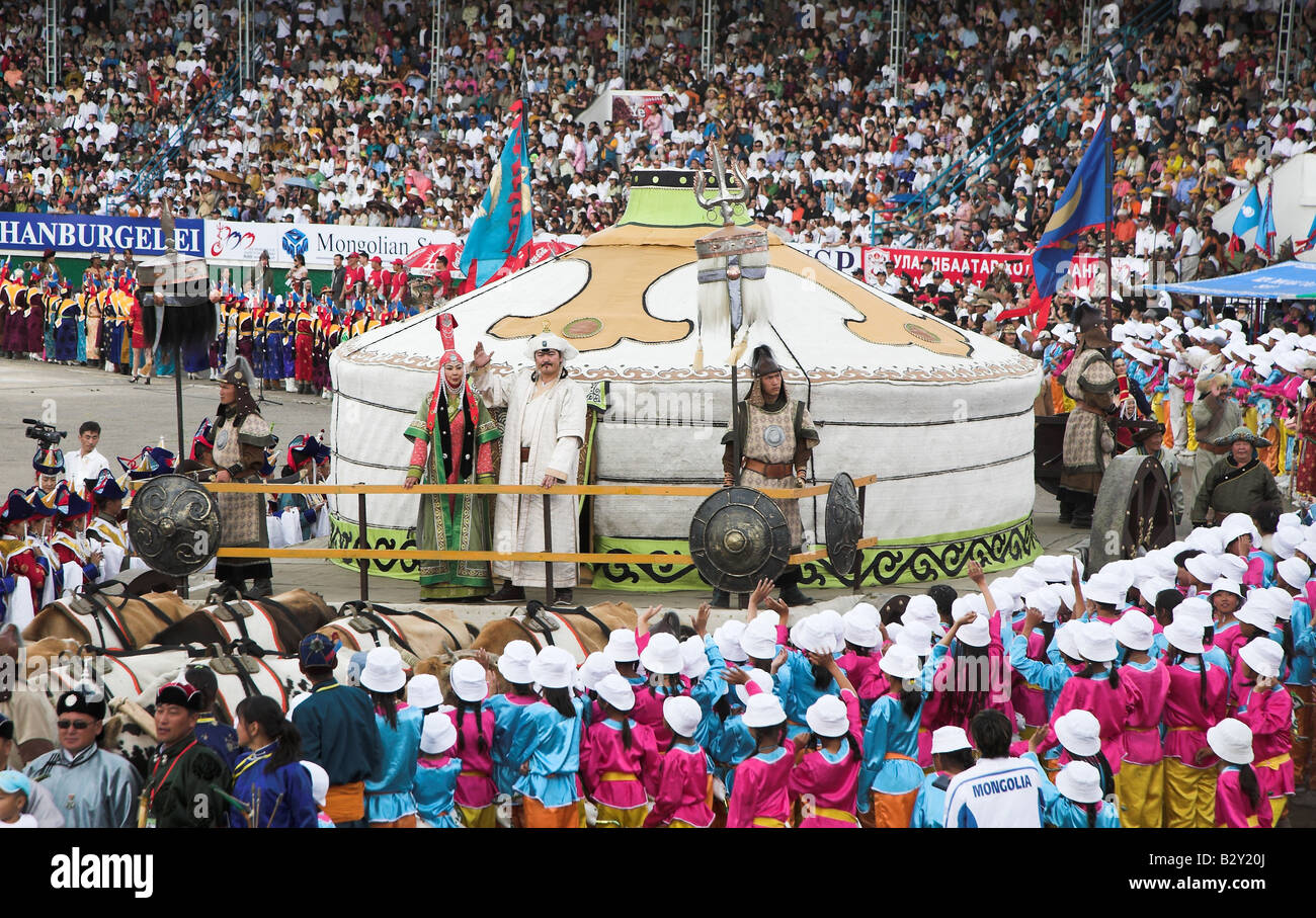 Un Ger mongola tenda viene sfilato intorno allo stadio per il Nadaam Festival in Mongolia nel 2006. Foto Stock